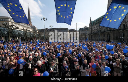 Hamburg, Deutschland. 26. März 2017. Europa-Befürworter demonstrieren mit Fahnen und Ballons für ein friedliches und vereintes Europa auf dem Rathausplatz in Hamburg, Germany, 26. März 2017. Die Organisatoren der Bewegung "Pulse of Europe" haben für diese regelmäßige Demonstration aufgerufen. Foto: Axel Heimken/Dpa/Alamy Live News Stockfoto