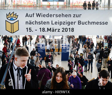 Leipzig, Deutschland. 26. März 2017. Zahlreiche Besucher der Leipziger Buchmesse in Leipzig, Deutschland, 26. März 2017. Über ihnen hängt ein Banner, das bereits von der Buchmesse 2018 ist die Beratung. Heute die Messe endet, mit rund 2400 Aussteller präsentierte ihre neue Veröffentlichungen aus dem Buch und publishing-Branche. Foto: Jens Kalaene/Dpa-Zentralbild/ZB/Dpa/Alamy Live News Stockfoto