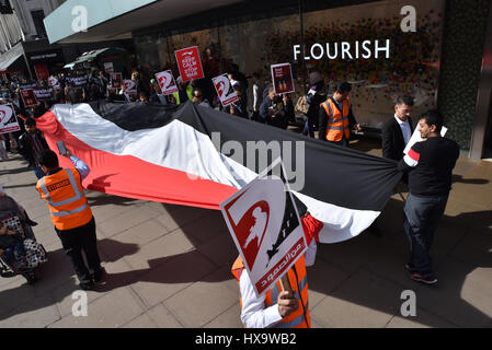 Oxford Street, London, UK. 26. März 2017. "Hände weg von Jemen" Protestmarsch auf der Oxford Street. Bildnachweis: Matthew Chattle/Alamy Live-Nachrichten Stockfoto