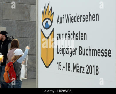 Leipzig, Deutschland. 26. März 2017. Zahlreiche Besucher der Leipziger Buchmesse in Leipzig, Deutschland, 26. März 2017. Ein Banner hängt, die bereits von der Buchmesse 2018 ist die Beratung. Heute die Messe endet, mit rund 2400 Aussteller präsentierte ihre neue Veröffentlichungen aus dem Buch und publishing-Branche. Foto: Jens Kalaene/Dpa-Zentralbild/ZB/Dpa/Alamy Live News Stockfoto