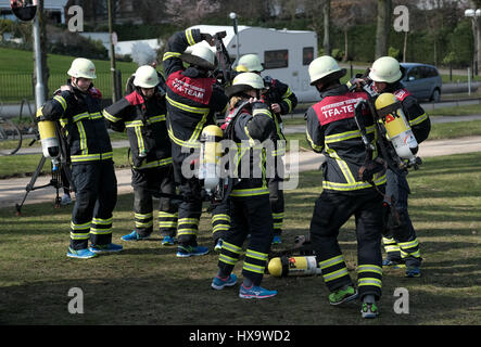 Hamburg, Deutschland. 26. März 2017. Feuerwehrleute, die ihre Ausrüstung beim Training für einen Marathon-Lauf entlang der Außenalster in Hamburg, Germany, 26. März 2017 aufsetzen. Die Feuerwehr sammeln Spenden für gemeinnützige Projekte mit dem Lauf. Foto: Axel Heimken/Dpa/Alamy Live News Stockfoto