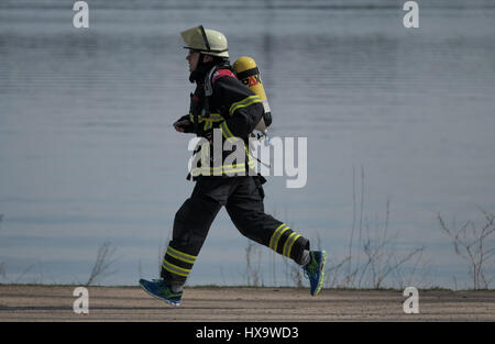 Hamburg, Deutschland. 26. März 2017. Feuerwehrmann Max Plettenberg Training für einen Marathon-Lauf entlang der Außenalster in Hamburg, Germany, 26. März 2017. Die Feuerwehr sammeln Spenden für gemeinnützige Projekte mit dem Lauf. Foto: Axel Heimken/Dpa/Alamy Live News Stockfoto