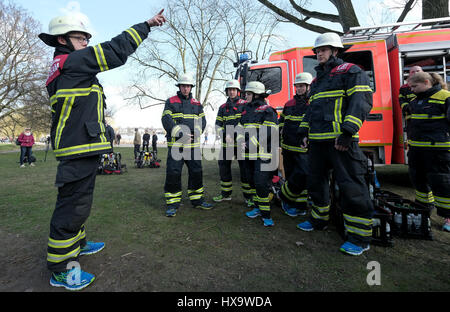 Hamburg, Deutschland. 26. März 2017. Feuerwehrmann Max Plettenberg (l) Schulung seiner Kollegen für ein Marathon-Rennen in Hamburg, Germany, 26. März 2017. Die Feuerwehr sammeln Spenden für gemeinnützige Projekte mit dem Lauf. Foto: Axel Heimken/Dpa/Alamy Live News Stockfoto