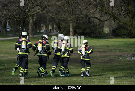 Hamburg, Deutschland. 26. März 2017. Feuerwehr training für einen Marathon-Lauf entlang der Außenalster in Hamburg, Germany, 26. März 2017. Die Feuerwehr sammeln Spenden für gemeinnützige Projekte mit dem Lauf. Foto: Axel Heimken/Dpa/Alamy Live News Stockfoto