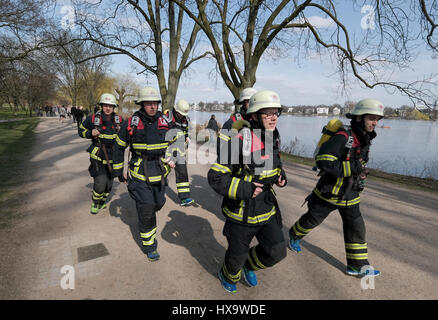 Hamburg, Deutschland. 26. März 2017. Feuerwehrleute unter der Leitung von Max Plettenberg (vorne) training für einen Marathon-Lauf entlang der Außenalster in Hamburg, Germany, 26. März 2017. Die Feuerwehr sammeln Spenden für gemeinnützige Projekte mit dem Lauf. Foto: Axel Heimken/Dpa/Alamy Live News Stockfoto