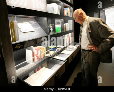 Dortmund, Deutschland. 26. März 2017. Der Fußball-Weltmeister von 1954 Horst Eckel mit Blick auf die Sonderausstellung "Herbergers Welt der Erscheinungshaus" (lt. Herberger World of Books) an das deutsche Fußballmuseum in Dortmund, Deutschland, 26. März 2017. Die Sonderausstellung soll die unbekannte Seite der Trainer Sepp Herberger zu zeigen. Foto: Roland Weihrauch/Dpa/Alamy Live News Stockfoto