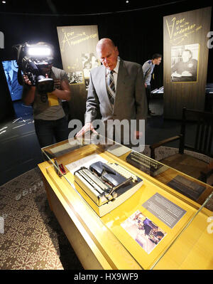 Dortmund, Deutschland. 26. März 2017. Der Fußball-Weltmeister von 1954 Horst Eckel mit Blick auf die Sonderausstellung "Herbergers Welt der Erscheinungshaus" (lt. Herberger World of Books) an das deutsche Fußballmuseum in Dortmund, Deutschland, 26. März 2017. Die Sonderausstellung soll die unbekannte Seite der Trainer Sepp Herberger zu zeigen. Foto: Roland Weihrauch/Dpa/Alamy Live News Stockfoto