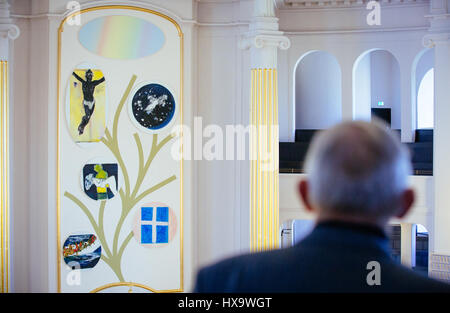 Dresden, Deutschland. 26. März 2017. Das neue Altarbild des südafrikanischen Künstlers Marlene Dumas auflegt während der Einweihung Feier für das Kunstwerk in St. Anna Kirche in Dresden, Deutschland, 26. März 2017. Foto: Oliver Killig/Dpa-Zentralbild/Dpa/Alamy Live News Stockfoto