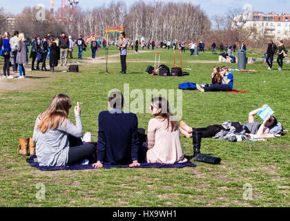 Mauer Park, Berlin, Deutschland, 26. März 2017. Die Uhren heute vorangebracht und Berliner wagte im Freien, die warme Frühlingssonne in den Parks der Stadt zu genießen. Eden Breitz/Alamy Live-Nachrichten Stockfoto