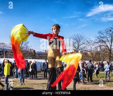 Mauer Park, Berlin, Deutschland, 26. März 2017. Die Uhren heute vorangebracht und Berliner wagte im Freien, die warme Frühlingssonne in den Parks der Stadt zu genießen.  Eine Straße Entertainer auf Stelzen Tänze im Park. Eden Breitz/Alamy Live Stockfoto