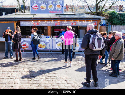 Mauer Park, Berlin, Deutschland, 26. März 2017. Die Uhren heute vorangebracht und Berliner wagte im Freien genießen die warme Frühlingssonne in den Stadtparks und curry-Wurst-Stände. Eden Breitz/Alamy Live-Nachrichten Stockfoto