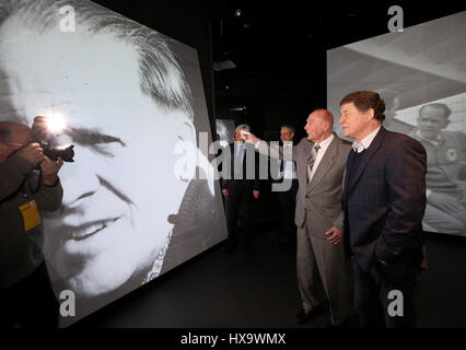 Dortmund, Deutschland. 26. März 2017. Der Fußball-Weltmeister von 1954 Horst Eckel (l) und Trainer-Legende Otto Rehhagel mit Blick auf Photographgs von Sepp Herberger in der Sonderausstellung "Herbergers Welt der Erscheinungshaus" (lt. Herberger World of Books) an das deutsche Fußballmuseum in Dortmund, Deutschland, 26. März 2017. Die Sonderausstellung soll die unbekannte Seite der Trainer Sepp Herberger zu zeigen. Foto: Roland Weihrauch/Dpa/Alamy Live News Stockfoto