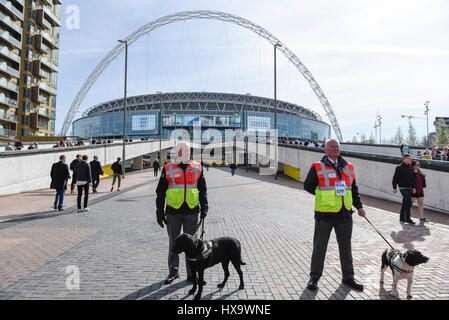 London, UK.  26. März 2017.  Handler mit Polizeihunde, die tragen Jacken Explosive Suche gekennzeichnet sind auf Wembley Weg gesehen. Nach dem Terroranschlag von Westminster ist eine sichtbare Präsenz auf dem Display außerhalb Wembley-Stadion für WM-Qualifikation-Spiel zwischen England und Litauen.   Bildnachweis: Stephen Chung / Alamy Live News Stockfoto