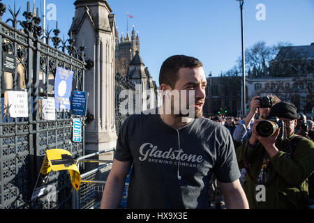 London, UK. 25. März 2017. Ein Mann für Brexit stellt einen weibliche Pro-EU-Demonstrator nach dem Marsch für Europa nach klagte über ihn niederreißen Zeichen gruppieren sich um die Umzäunung des Palace of Westminster. Stockfoto