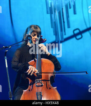 Milwaukee, Wisconsin, USA. 25. März 2017. Celloist Neyla Pekarek von The Lumineers führt während der Cleopatra World Tourstopp im BMO Harris Bradley Center in Milwaukee, Wisconsin. Ricky Bassman/Cal Sport Media/Alamy Live-Nachrichten Stockfoto