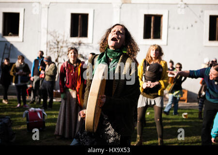 25. März 2017 - Morana - Folklore-Ritual - eine Feder einladend bei Dolsky Mlyn in der Nähe von Prag in der Tschechischen Republik, wo die Regenbogen-Neo-Hippie-Gemeinschaft beruht. Morana geschieht jedes Jahr und dieser Gemeinschaft veranstaltet jedes Jahr viele internationale Gäste. Menschen, die hier Leben sind signifikant für lebendige alternative Lebensweisen. (Kredit-Bild: © David Tesinsky über ZUMA Draht) Stockfoto