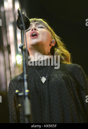 Milwaukee, Wisconsin, USA. 25. März 2017. Celloist Neyla Pekarek von The Lumineers führt während der Cleopatra World Tourstopp im BMO Harris Bradley Center in Milwaukee, Wisconsin. Ricky Bassman/Cal Sport Media/Alamy Live-Nachrichten Stockfoto