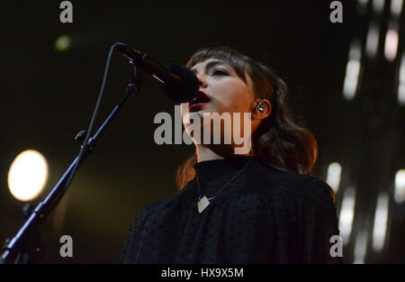 Milwaukee, Wisconsin, USA. 25. März 2017. Celloist Neyla Pekarek von The Lumineers führt während der Cleopatra World Tourstopp im BMO Harris Bradley Center in Milwaukee, Wisconsin. Ricky Bassman/Cal Sport Media/Alamy Live-Nachrichten Stockfoto