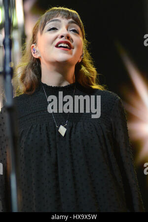 Milwaukee, Wisconsin, USA. 25. März 2017. Celloist Neyla Pekarek von The Lumineers führt während der Cleopatra World Tourstopp im BMO Harris Bradley Center in Milwaukee, Wisconsin. Ricky Bassman/Cal Sport Media/Alamy Live-Nachrichten Stockfoto