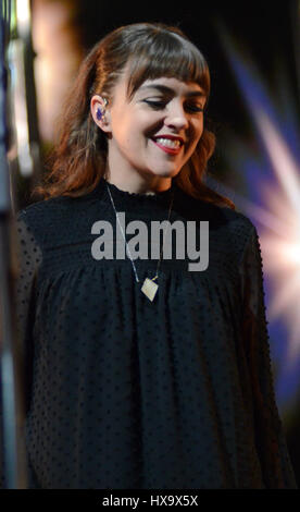 Milwaukee, Wisconsin, USA. 25. März 2017. Celloist Neyla Pekarek von The Lumineers führt während der Cleopatra World Tourstopp im BMO Harris Bradley Center in Milwaukee, Wisconsin. Ricky Bassman/Cal Sport Media/Alamy Live-Nachrichten Stockfoto