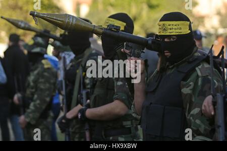 Gaza-Stadt, Gazastreifen, Palästinensische Gebiete. 26. März 2017. Palästinensische Kämpfer der Al-Aqsa-Märtyrer-Brigaden, eine Gruppe, verbunden mit der Fatah-Bewegung teilnehmen Beileid der Hamas Funktionär, Mazen Faqha, die von Israel in einem 2011 Gefangener Swap nach erschossen von bewaffneten Männern gestern in Gaza-Stadt am 26. März 2017 befreit wurde, Credit: Ashraf Amra/APA Bilder/ZUMA Draht/Alamy Live News Stockfoto