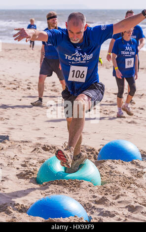 Bournemouth, Dorset, UK. 26. März 2017. Der Sandsturm Beach Challenge findet am Strand von Bournemouth, ein Strand Angriff Kurs über 5k oder Runde zweimal für 10km mit Hindernissen auf dem Sand, einen Test der Stärke und Entschlossenheit. Die Veranstaltung ist zugunsten der RNLI und ihrer lebensrettenden Arbeit.  Bildnachweis: Carolyn Jenkins/Alamy Live-Nachrichten Stockfoto