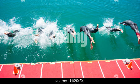 Triathleten zu Beginn der internationalen triathlon Stockfoto