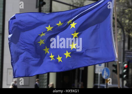 Frankfurt am Main, Deutschland. 26. März 2017. Ein Aktivisten fliegt eine EU-Flagge. Rund 5.000 Aktivisten der Puls der Europa-Bewegung eine Kundgebung in Frankfurt am Main und marschierten zum Rathaus, ihr Engagement für ein vereintes Europa zu zeigen. Die Rallye war Teil einer breiteren Kampagne in mehreren deutschen und europäischen Städten, die jeden Sonntag stattfindet. Dieser Protest war unter dem Thema zum 60. Jahrestag des Vertrags von Rom. Foto: Cronos/Michael Debets Stockfoto