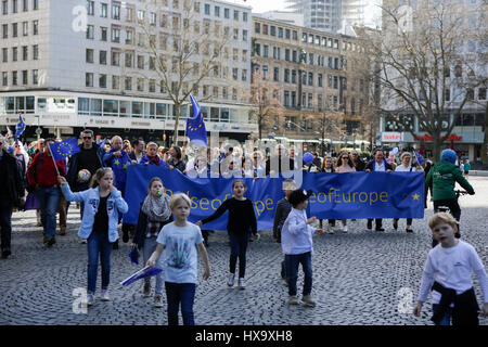 Frankfurt am Main, Deutschland. 26. März 2017. Der Protest marschiert durch die Frankfurter Innenstadt. Rund 5.000 Aktivisten der Puls der Europa-Bewegung eine Kundgebung in Frankfurt am Main und marschierten zum Rathaus, ihr Engagement für ein vereintes Europa zu zeigen. Die Rallye war Teil einer breiteren Kampagne in mehreren deutschen und europäischen Städten, die jeden Sonntag stattfindet. Dieser Protest war unter dem Thema zum 60. Jahrestag des Vertrags von Rom. Foto: Cronos/Michael Debets Stockfoto