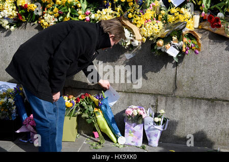 25. März 2017. Menschen verlassen floral Tribute und Nachrichten für die Westminster Terror Angriff Opfer während der Unite für Europa März in London, Vereinigtes Königreich. Stockfoto