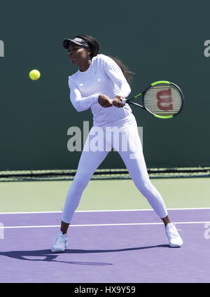 Miami, FL, USA. 26. März 2017. 26. März - MIAMI, FL: Serena Williams(USA) wärmen Sie sich vor ihrem Match bei den 2017 Miami Open in Key Biscayne, FL. Credit: Andrew Patron/Zuma Draht Credit: Andrew Patron/ZUMA Draht/Alamy Live News Stockfoto