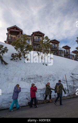 Mammoth Lakes, Kalifornien, USA. 4. März 2017. Die Menschen gehen vorbei an Bäumen im tiefen Schnee in der Nähe von Eagle Lodge in Mammoth begraben. 43 Fuß Schnee gefallen am Mammoth Mountain Ski Resort in Südkalifornien, mit Schnee hoch aufgetürmt um Kabinen. Neue Messungen der California Department of Water Resources zeigen, dass historisch hohen Schneedecke Ebenen in der Sierra Nevada Kaliforniens unglaublich nassen Winter geführt hat, unterstreicht den Zustand schnelle März aus Trockenheit. Die Berge der Sierra Nevada bieten etwa ein Drittel der kalifornischen Wasser bei der Schneeschmelze im Frühjahr und Stockfoto