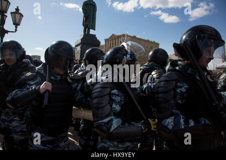 Moskau, Russland. 26. März 2017. Nicht autorisierte Anti-Korruptions-Rallye in zentrale Moskau Credit: Nikolay Vinokurov/Alamy Live News Stockfoto