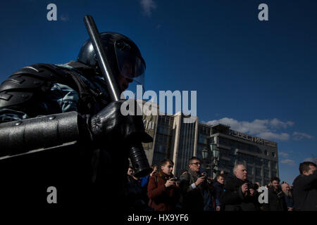 Moskau, Russland. 26. März 2017. Nicht autorisierte Anti-Korruptions-Rallye in zentrale Moskau Credit: Nikolay Vinokurov/Alamy Live News Stockfoto