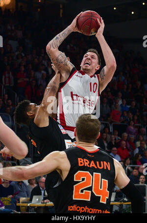 Bamberg, Deutschland. 26. März 2017. Daniel Theis (oben) von Brose Bamberg in Aktion gegen den Ulmer Da'Sean Butler (C) und Taylor Braun in der deutschen Bundesliga Basketball-match zwischen Brose Bamberg und Ratiopharm Ulm in der Brose-Arena in Bamberg, Deutschland, 26. März 2017. Foto: Nicolas Armer/Dpa/Alamy Live News Stockfoto