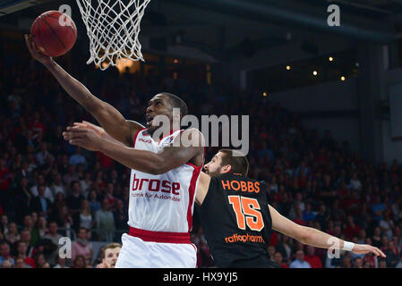 Bamberg, Deutschland. 26. März 2017. Jerel McNeal (L) von Brose Bamberg und Ulmer Braydon Hobbs wetteifern um den Ball in der deutschen Bundesliga-Basketball-Match zwischen Brose Bamberg und Ratiopharm Ulm in der Brose-Arena in Bamberg, Deutschland, 26. März 2017. Foto: Nicolas Armer/Dpa/Alamy Live News Stockfoto