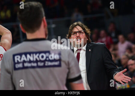 Bamberg, Deutschland. 26. März 2017. Brose Bamberg Trainer Andrea Trinchieri Gesten während der deutschen Bundesliga Basketball-match zwischen Brose Bamberg und Ratiopharm Ulm in der Brose-Arena in Bamberg, Deutschland, 26. März 2017. Foto: Nicolas Armer/Dpa/Alamy Live News Stockfoto