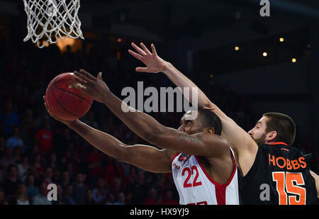 Bamberg, Deutschland. 26. März 2017. Jerel McNeal (L) von Brose Bamberg und Ulmer Braydon Hobbs wetteifern um den Ball in der deutschen Bundesliga-Basketball-Match zwischen Brose Bamberg und Ratiopharm Ulm in der Brose-Arena in Bamberg, Deutschland, 26. März 2017. Foto: Nicolas Armer/Dpa/Alamy Live News Stockfoto