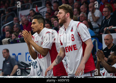 Bamberg, Deutschland. 26. März 2017. Maodo Lo (L) und Lucca Staiger Brose Bamberg jubeln auf ihre Teamkollegen in der deutschen Bundesliga-Basketball-Match zwischen Brose Bamberg und Ratiopharm Ulm in der Brose-Arena in Bamberg, Deutschland, 26. März 2017. Foto: Nicolas Armer/Dpa/Alamy Live News Stockfoto