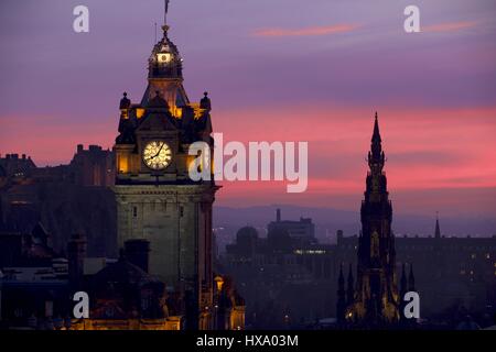 Edinburgh, UK. 26. März 2017. Sonnenuntergang von Edinburghs Calton Hill. Die Uhr der Balmoral Hotel steht im Vordergrund mit Edinburgh Castle, die leuchtet in lila Komplimente die warmen Farben des Sonnenuntergangs. Bildnachweis: Rich Dyson/Alamy Live-Nachrichten Stockfoto