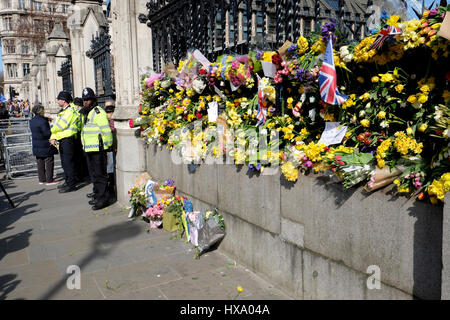 London, UK, 25. März 2017. Blumen und Hommagen Links außerhalb des Parlaments nach dem Terroranschlag in Westminster. Bildnachweis: Yanice Cesari / Alamy Live News Stockfoto