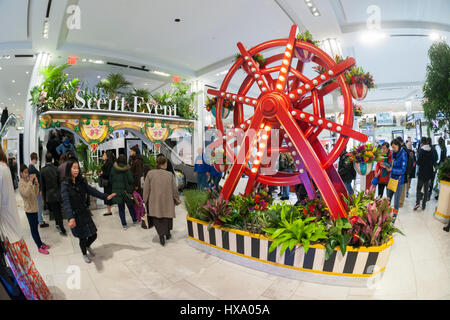 New York, USA. 26. März 2017. Flaggschiff-Kaufhaus Macys am Herald Square in New York ist mit Blumenarrangements für der 43. jährlichen Macys Flower Show, am Eröffnungstag Sonntag, 26. März 2017 geschmückt. Besucher strömen in der diesjährigen Messe, deren Titel und Thema "Karneval", um den Tausenden von Blumen in Gartenbau-Displays erinnert an die frühen 20. Jahrhunderts messen zu genießen. Die Show läuft bis zum 9. April. (© Richard B. Levine) Bildnachweis: Richard Levine/Alamy Live-Nachrichten Stockfoto