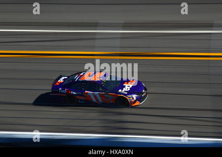 Denny Hamlin macht seinen Weg bis zur Ziellinie Start des Daytona International Speedway gehen 180 km/h in seinem Fedex Lackierung Toyota Camry. Stockfoto