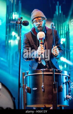 Milwaukee, Wisconsin, USA. 25. März 2017. STELTH ULVANG von The Lumineers während der Cleopatra Welttournee im Bradley Center in Milwaukee, Wisconsin Credit: Daniel DeSlover/ZUMA Draht/Alamy Live News Stockfoto