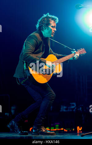 Milwaukee, Wisconsin, USA. 25. März 2017. BYRON ISAACS von The Lumineers während der Cleopatra Welttournee im Bradley Center in Milwaukee, Wisconsin Credit: Daniel DeSlover/ZUMA Draht/Alamy Live News Stockfoto