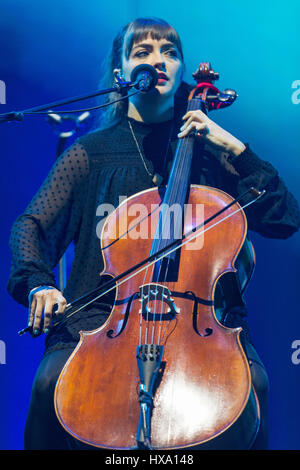 Milwaukee, Wisconsin, USA. 25. März 2017. NEYLA PEKAREK von The Lumineers während der Cleopatra Welttournee im Bradley Center in Milwaukee, Wisconsin Credit: Daniel DeSlover/ZUMA Draht/Alamy Live News Stockfoto