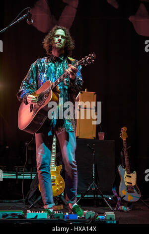 Milwaukee, Wisconsin, USA. 25. März 2017. RUBIN POLLOCK von Kaleo während der Cleopatra-World tour im Bradley Center in Milwaukee, Wisconsin Credit: Daniel DeSlover/ZUMA Draht/Alamy Live News Stockfoto