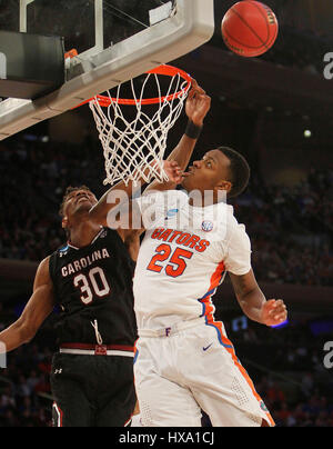 New York, New York, USA. 26. März 2017. South Carolina Gamecocks weiterleiten CHRIS SILVA (30)-Blöcke, die den Schuss von Florida Gators KEITH STONE (25) nach vorne in der ersten Hälfte in der Elite acht East Region Herren NCAA Basketballturnier im Madison Square Garden. Bildnachweis: Octavio Jones/Tampa Bay Times / ZUMA Draht/Alamy Live News Stockfoto