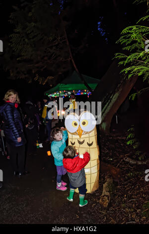Vancouver, BC, Kanada. 25. März 2017. Kinder betrachten Eule Laterne bei Nacht Quest Natur Laterne Event, Pacific Spirit Regional Park, Vancouver, Britisch-Kolumbien, Kanada. Bildnachweis: Michael Wheatley/Alamy Live-Nachrichten Stockfoto
