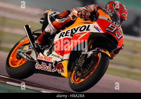 Doha, Katar. 26. März 2017. Repsol Honda Team Spanier Marc Marquez steuert sein Fahrrad im Finale der 2017 FIM MotoGP Grand Prix von Katar auf dem Losail International Circuit in Doha, der Hauptstadt von Katar, am 26. März 2017. Bildnachweis: Nikku/Xinhua/Alamy Live-Nachrichten Stockfoto